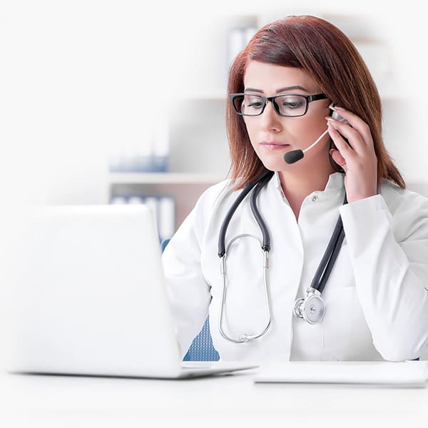 Ärztin bei Online-Präsentation Ärztin Headset Videochat