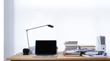 Schreibtisch mit Laptop und Büchern