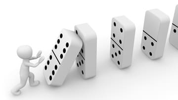 weiße Dominosteine fallen um