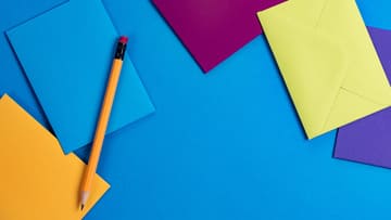 bunte Briefe mit Bleistift