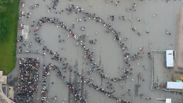 Warteschlange mit vielen Menschen