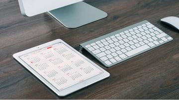 iPad mit Kalender am Arbeitsplatz